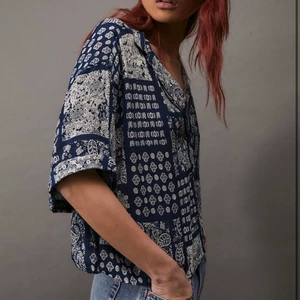 mönstrad sval skjorta  - En cool tunnare skjorta med tre-kvarts-ärmar och blå/vitt mönster från Urban Outfitters (Slutsåld och aldrig använd då stilen inte passar min garderob). Storlek M men kan passa både mindre och större beroende på passform man önskar, annars e den ganska bred och ledig.