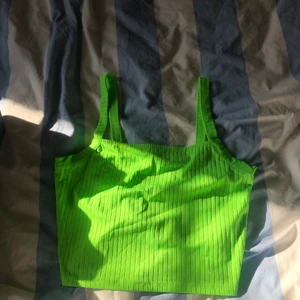 Neon linne - Superfint lite partyaktigt linne, väldigt stark neon färg irl. Storlek m men är otroligt stretchigt så passar upp till xl 