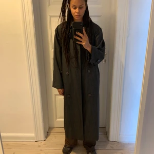 Han Kjøbenhavn frakke  - Tynd lang trenchcoat frakke med logobælte. Tone-i-tone striber. Ingen tegn på slitage