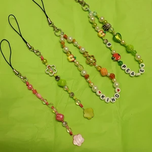 Mobilsmycken - Massa olika smycken att hänga på mobil, finns även nyckelringar man kan välja om man vill ha på väska, nyckelknippa osv, kom privat så löser vi det <3 kostar 30kr styck, 50kr för de långa