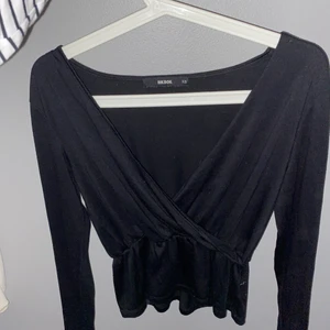 Jätte fin blus  - Jätte fin blus från bikbok, säljer då den inte riktigt passar min kroppsform! 
