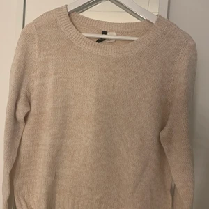 Stickad tröja  - Fin stickad tröja från HM. Köparen står för frakten 