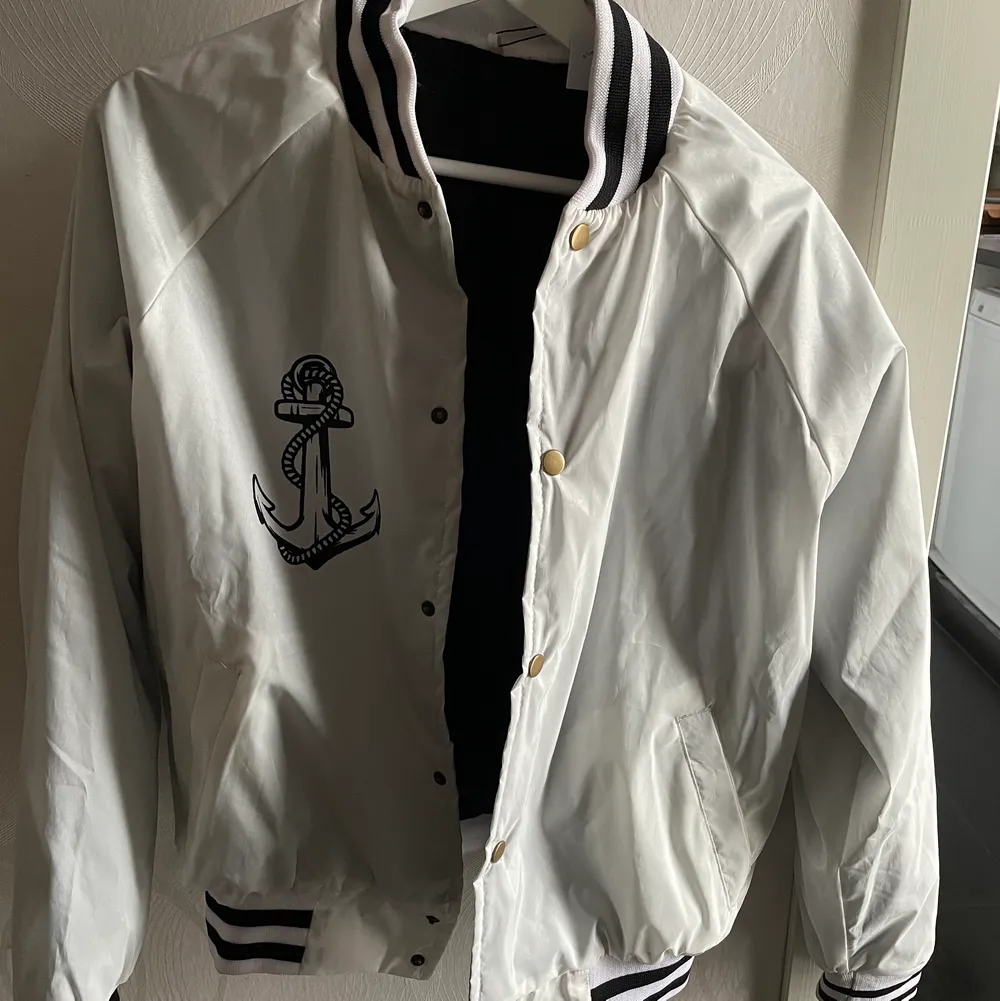 Oanvänd varsity jacka från Vintage Prime, prislapp är kvar. Storlek M Nypris 499 kr Mitt pris 300 kr Finns att hämta i Gävle annars står köpare för frakt.. Jackor.