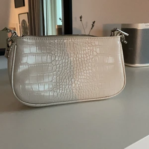 Vit baguetteväska  - Fin bagguettevsäska från Gina tricot. Jättebra skick, knappt använd. Priset är 100 kr + frakt💗❤️