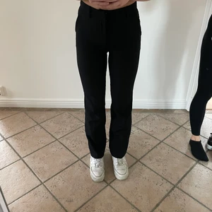 Kostymbyxor - Svarta populära kostymbyxor från Bikbok. Två fickor där fram. Två ”låtsas” fickor där bak. Storlek 34. Nyskick. Säljs för 100kr.