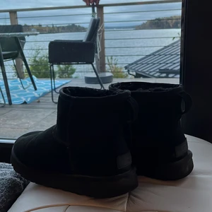 Uggs 38 - Relativt fina uggs som är använda en vinter! De är äkta, inköpts på uggs outlet i Boston. Impregnerade och klara 🥰