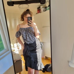 Off-shoulder - En gullig off-shoulder topp från BikBok I fint skick. Tveka inte att komma privat för ytterligare frågor:)