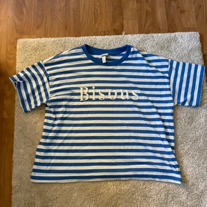 T-shirt  - En blå/vit randig tshirt i storlek S! Den är rak i modellen så den ser större ut än vad den är!