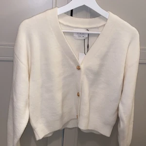 Kofta/tröja - En super söt kofta/tröja som är helt oanvänd från Zara. Tyget är väldigt mjukt och otroligt skönt. 