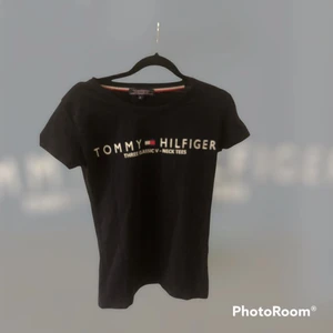 Tommy Hilfiger tshirt  - Knappt använd, Max 2 gånger. Storlek S, mörkblå. Sitter snyggt på kroppen! Vet ej tyvärr om den är äkta eller inte, därav priset 