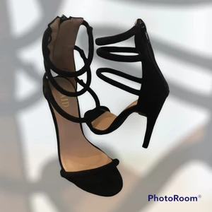 Klackskor med mocka & dragkedja 36 - Helt nya & oanvända klackskor. Väldigt sköna, endast provade hemma. 36or