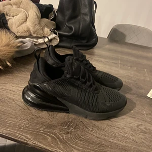 Nike skor  - Säljer mina helt nya Nike skor som knappt är använda då dom är lite för små för mig i storleken.