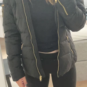 Rockandblue vinterjacka - Säljer en snygg svart vinterjacka från Rock and Blue då den inte kommer till användning längre. Har bara använt den några gånger så den har inga skråmor eller något alls utan i princip i nyskick. Jackan har en avtagbar pälskrage och luva. Nypris 3599 kr.