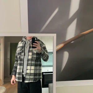 Zara jacka  - Jacka från zara som knappt är använd, så den är i nyskick. Nypris var 699 kr. 