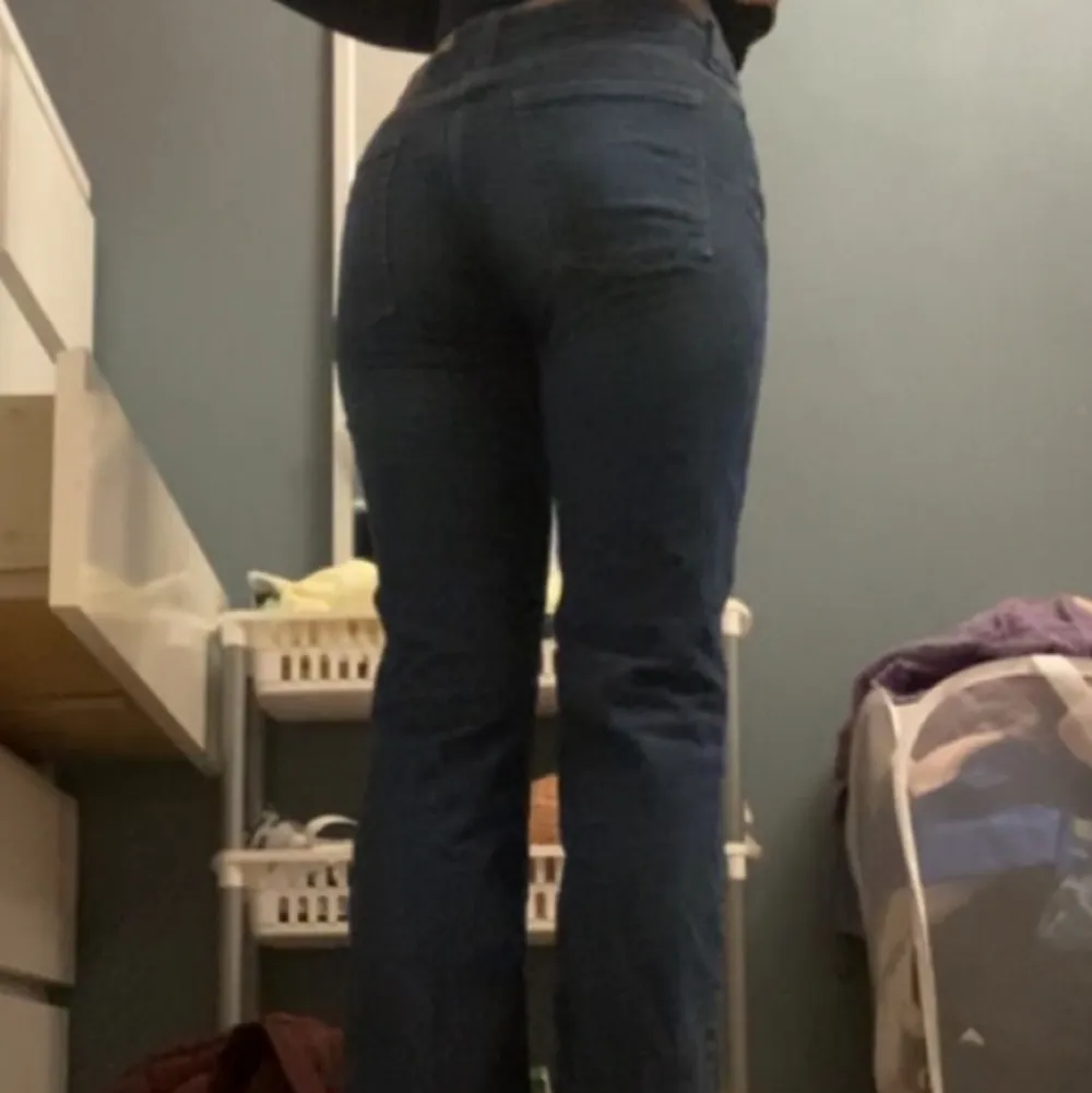 Super fina lågmidjade och utsvängda jeans ifrån gant som är köpta på Plick säljer pga för stora buda gärna. Skriv gärna för fler bilder💕💕💖lägger ut igen pga oseriös köpare❗️. Jeans & Byxor.