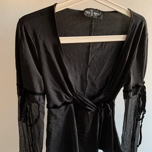 Snygg topp - Svart topp med flare armar från Italien. Perfekt på fest 🪅 frakt på 45 Elelr så möts vi på söder. Som ny💖