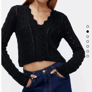 Zara kofta - Jättefin stickad kofta ifrån Zara. Använd fåtal gånger, bra skick.