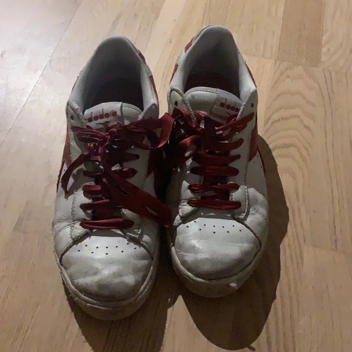 Sneakers white and red, vintage touch - 90