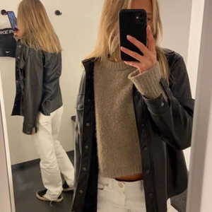 Skinnjacka  - Jätte fin skinnjacka från topshop som tyvärr inte kommer till användning, storlek 34 men sitter mer som en 36, jätte bra skick. Köparen står för frakten💘