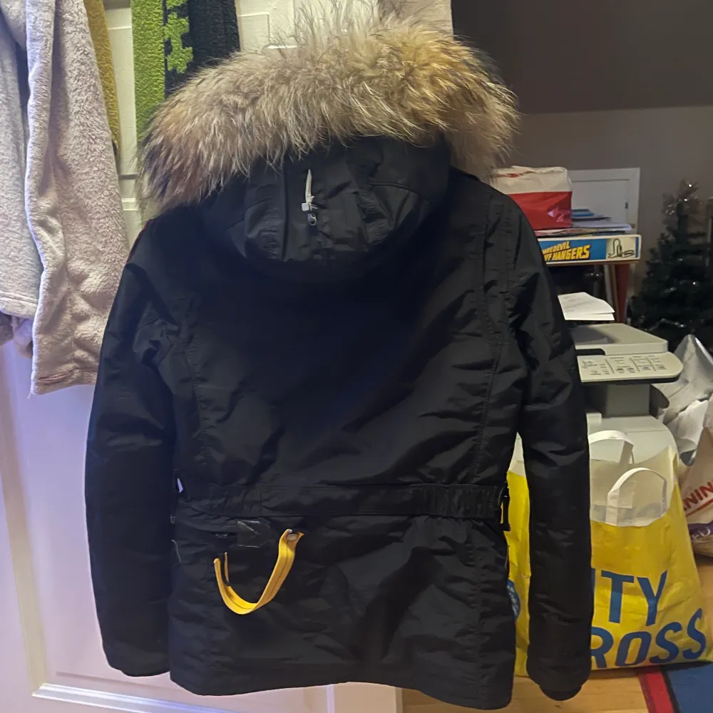 Finns fler å bättre bilder att få! Alla tillbehör följer med svarta märket, knappar och prislappen. I mycket bra skick. Inte använd så mycket då jag inte tycker jag passar i dena sortens jacka. Köpare står för frakten.😊. Takit.