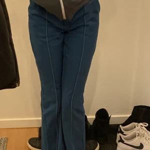 Low rised jeans twist and tango  xs-s  - Low rised jeans ordinarie pris är 1, 199kr köpte den för 600kr men har andväbt dem en gång i 2 timmar så de är i super bra skick 🤎 buda om priset❕de är större där nere ❤️ passar en S lika bra 💫 man kan buda både upp och ner men vi börjar ifrån 450 ❤️