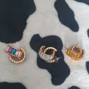 Örhängen dekorerade med imiterade stenar - ALLA TRE SET FÖR ENDAST 100 KR. OM DU BARA  VILL HA EN SÅ KOSTAR DEN 40 KR. Örhängen dekorerade med imiterade stenar.