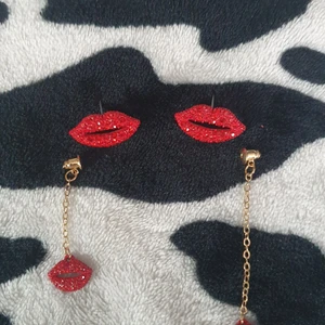 Läppar Charm Oöverensstämmande droppörhä - Läppar Charm Oöverensstämmande droppörhängen