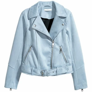 Bikerjacka i mocka imitation från H&M - Ljusblå bikerjacka i mocka imitation från H&M i storlek 38. En kortare modell, färgen skiftar lite i ljus (första bilden är från H&Ms hemsida och ger en bra bild av färgen). Endast använd 1-2 gånger, i nyskick. Säljer pga att den tyvärr inte kommit till användning hos mig och hoppas någon annan kan få glädje av den 🦋 Hojta gärna om du undrar över något! 