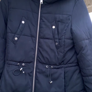 Jacka  - Svart jacka med krage, köparen står för frakten ❤️