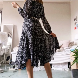 Blommig klänning i XS-M💕 - Lång blommig klänning med långa ärmar, kan passa allt från XS till M då den är vid i midjan. (bältet ingår inte) ❤️