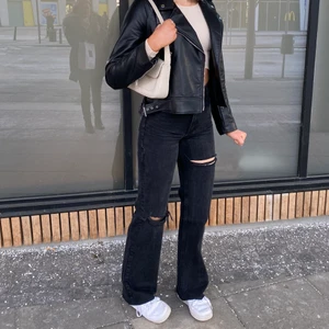 Jeans med hål - Säljer dessa skitsnygga jeans från zara som tyvärr inte kommer till användning längre och passar bättre hos någon annan. De är i nyskick och storlek 36😍😍366 kr inkl frakt