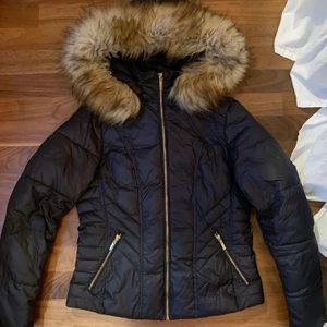 Vinterjacka - Vinterjacka i otroligt fint skick, inga repor, hål eller liknande och alla dragkedjor fungerar utmärkt. Luvan är avtagbar. Jackans tillhörande skärp finns inte kvar då jag har använt den utan.  Stl: 36