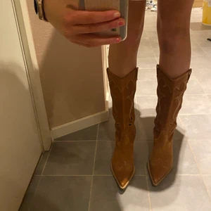 cowboyboots med detaljer⚡️⚡️ - Säljer dessa bruna cowboyboots med coola detaljer på sidorna! De är i storlek 36 så de är lite för små för mig, och alltså varför jag säljer dem. Hör av dig om du har fler frågor! Pris kan diskuteras ☺️💞💞