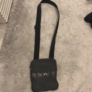 Hugo boss väska  - Säljer Hugo boss Axel väska för den inte kommer till användning, köptes för 1000 