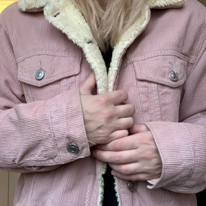 Rosa Manchester Bikerjacka - Jacka använd fåtal gånger. En liten fläck på armen. Teddyfleece i hela insidan. Från Topshop. Stlk. 36. 250:- inkl. frakt.