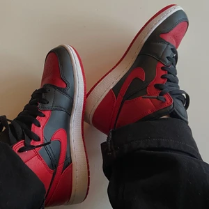Jordan 1 mid - Röda Jordan 1 mid’s bra skick, säljer då dom är lite för stora för mig❤️ skickas i orginalbox