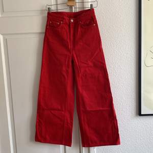 Röda jeans i modellen Ace från Weekday. Waist 25, uppsydda för att passa mig som är 168 cm. Passar någon som är ca 164-170 cm. Superfin färg! Kan mötas upp, annars betalar köparen frakt :)