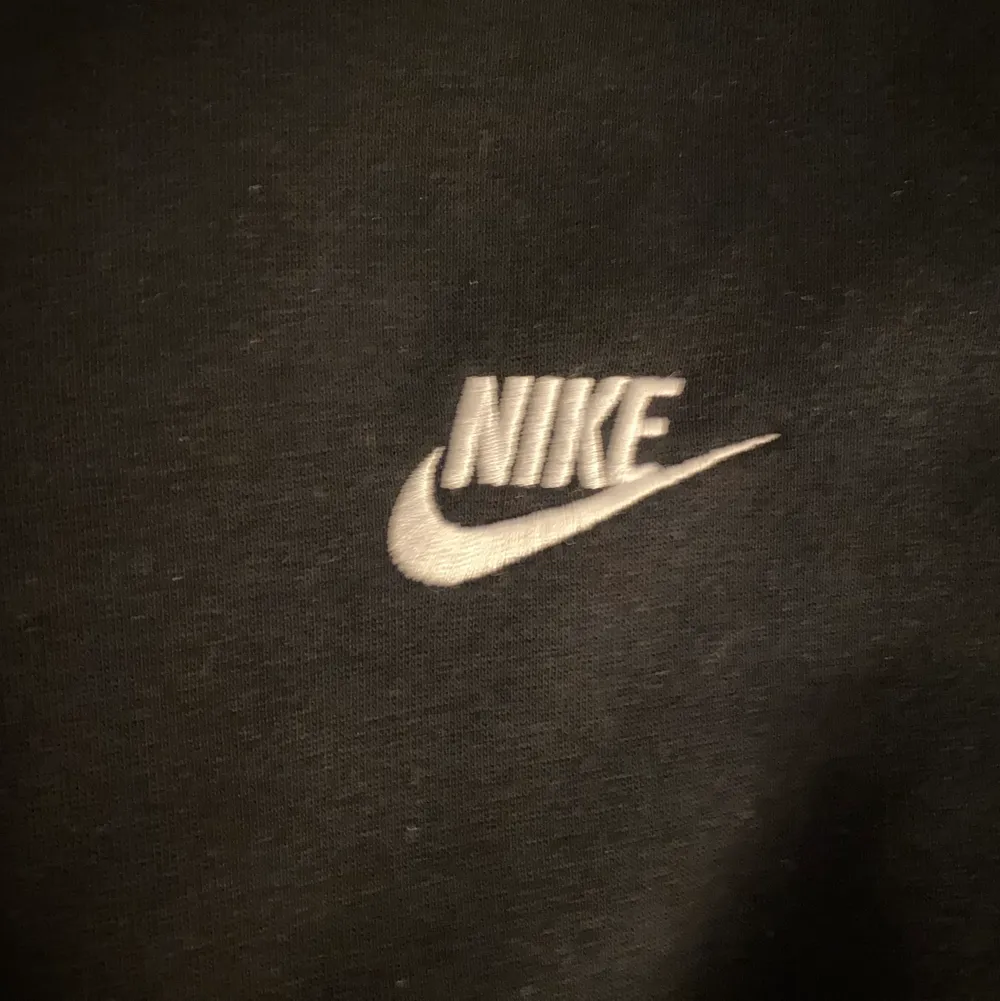 Säljer min Nike Crewneck som är sparsamt använt. Den är i storlek L.. Hoodies.