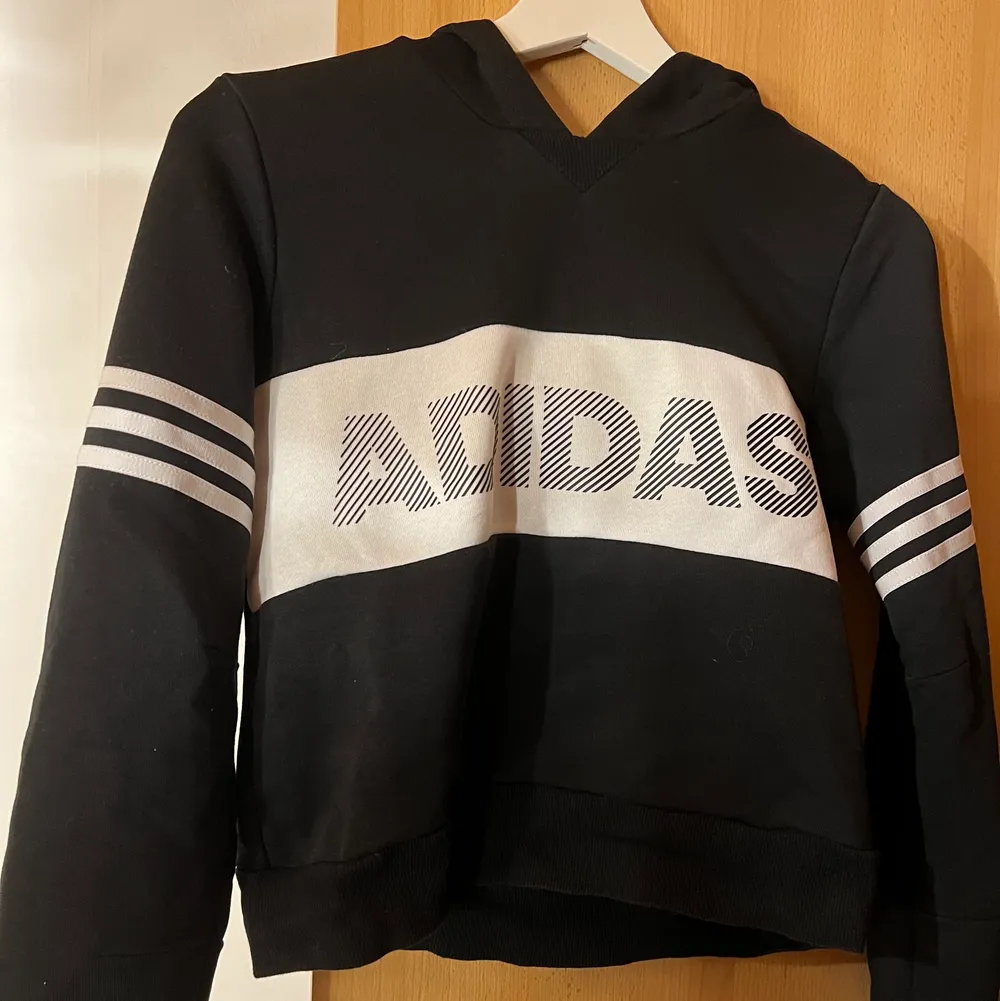 Adidas tröja storlek s, 100 kr plus frakt. Tröjor & Koftor.