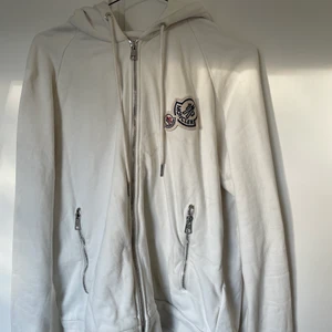 Moncler Sweatshirt - Cond: 6/10. Två igensydda hål som inte märks så mycket, därav conditionen. Annars i bra håll. Storlek S men passar Liten M i herr