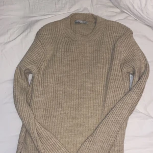 Stickad tröja!  - Väldigt fin tröja, speciellt nu till hösten🍄🍁