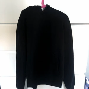 svart hoodie  - svart hoodie från h&m som är använd några gånger, det kan synas pga lite nopprig, men det är endast ytligt och går lätt att få bort 