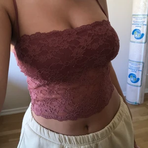 Spets linne från hm  - Säljer denna linnet eftersom den inte kommer till användning längre. Denna linnet kan passa till olika saker t.ex, ute med vänner, fest eller bara chilla hemma med den. Den är bara några månader gammal och jag har använt den ca 3-5 gånger endast