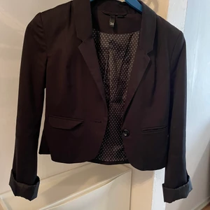 Svart kavaj  - En svart kavaj i kort modell. Strl 34. Väldigt skön material. 