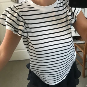 Randig tröja  - Säljer denna så fina tröjan! Har en fin volang ditalj vid armarna🥰 aldrig använd så toppskick💘💘