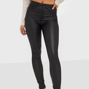 ONLY jeans  - Highwaistade lack byxor! Jätte skön passform & riktigt snygga! Storlek 32 passar om man vanligtvis har XS. Sitter jätte skönt runt midjan & är stretchiga. Köparen står för frakt! 