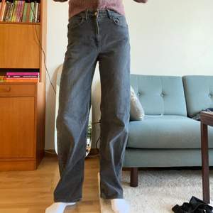 Grå raka baggy jeans från Part Two. Storlek W27 men jag tycker att dom är lite för over sized på mig som brukar ha W27 så skulle även passa på W28. Sparsamt använda, därav i princip nyskick. Frakt ingår