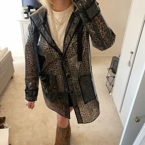Regnkappa - Leopardmönstrad regnkappa från zara i storlek S-M, fint skick!!