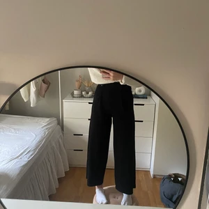 Svarta byxor - Ett par svarta byxor i storlek XS som är använda ett fåtal gånger men i mycket bra skick, de är köpta på Trend House🤎 