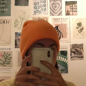 Mössa  - Supercool orange mössa (ser mer neon ut på andra bilden än vad den är i verkligheten!! Perfekt nu när det börjar bli kallare 😋 
